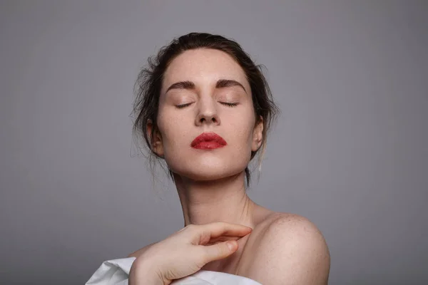 Retrato de belleza de mujer joven con labios rojos y ojos cerrados.. . —  Fotos de Stock