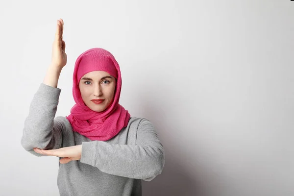 Retrato de close-up de uma jovem muçulmana vestindo um hijab e colocando a mão para cima. Conceito de direitos humanos . — Fotografia de Stock