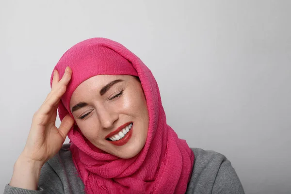 Κοντινό πορτραίτο μιας μουσουλμάνας νεαρής γυναίκας που φορούσε μαντήλι στο κεφάλι και χαμογελούσε. Μεμονωμένα. — Φωτογραφία Αρχείου