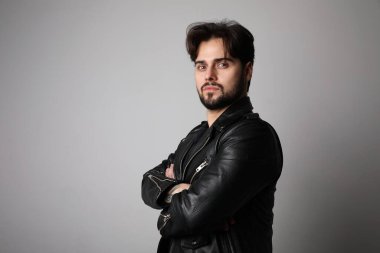 Yakışıklı ve sakallı hippi şık deri ceket giyiyor. Bıyıklı ve sakallı, sakalsız, vahşi bir adam..