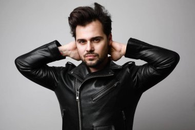 Deri ceketli şık, yakışıklı bir adam. Deri motosiklet ceketli, vahşi sakallı hippi..