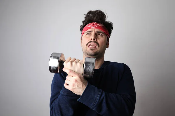 Portré szakállas hipster férfi csinál fitness gyakorlatok súlyzó szürke háttér retro megjelenés képregény stílus. — Stock Fotó