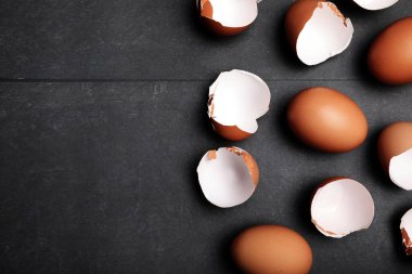 Masada pişirmek için çok yumurta var. Ahşap masada malzemeler pişiriyorum..