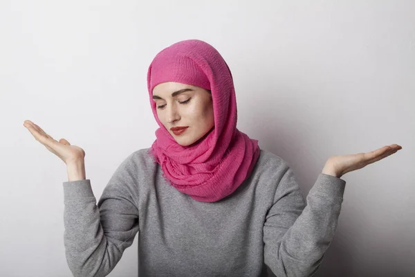 Close-up portrait of a muslim woman wearing a head scarf and smilling. Isolated. — Stock Photo, Image