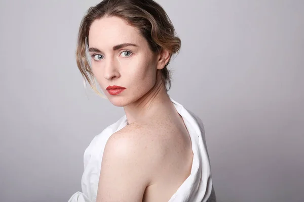 Retrato de beleza de uma jovem com lábios vermelhos vestindo roupas brancas. Retrato de close-up. Espaço para texto . — Fotografia de Stock