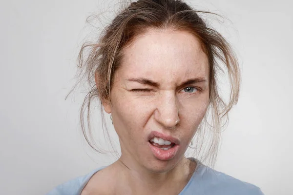 Retrato facial de mujer joven con cabello castaño desordenado. Concepto soñoliento. Primer plano . — Foto de Stock