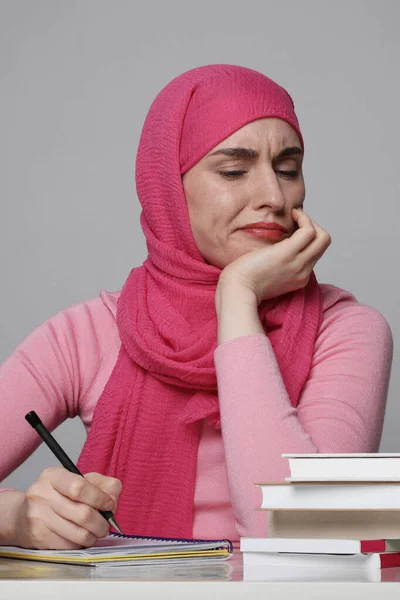 一个研究和戴头巾的穆斯林妇女的特写。被隔离了. — 图库照片