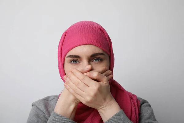 一个穆斯林妇女摸着嘴，头戴头巾的特写。被隔离了. — 图库照片