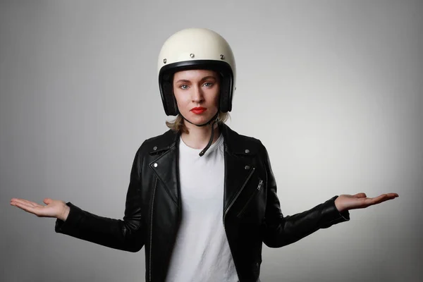 Retrato de jovem morena vestindo uma motocicleta capacete branco posando sobre fundo branco isolado . — Fotografia de Stock