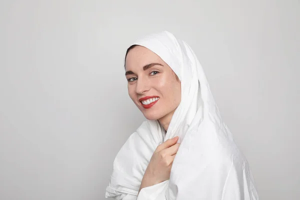 Retrato de beleza de uma jovem com lábios vermelhos vestindo roupas brancas. Retrato de close-up. Espaço para texto . — Fotografia de Stock