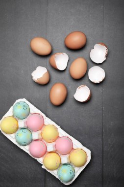 Masada pişirmek için çok yumurta var. Ahşap masada malzemeler pişiriyorum..