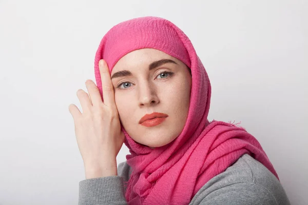 Close-up portræt af en muslimsk kvinde med tørklæde hijab og smilende. Isoleret . - Stock-foto
