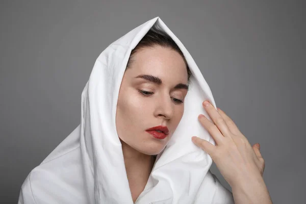 Retrato de belleza de una joven con labios rojos y vestida de blanco. Retrato de cerca. Espacio para texto . —  Fotos de Stock