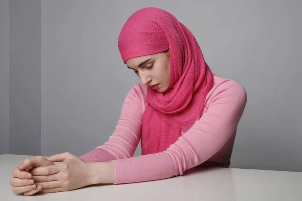 一个头戴头巾头巾、头戴头巾、面带微笑的穆斯林妇女的特写。被隔离了. — 图库照片