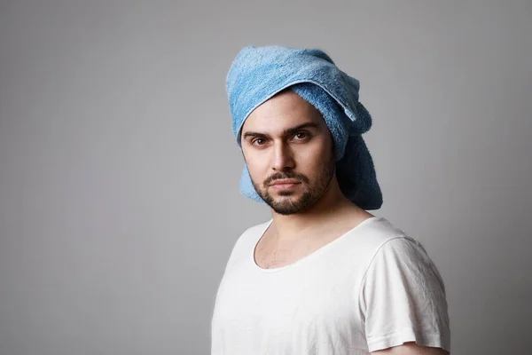 Pria berjenggot dengan handuk mengenakan kaos putih, terisolasi di abu-abu, konsep perawatan rambut. — Stok Foto