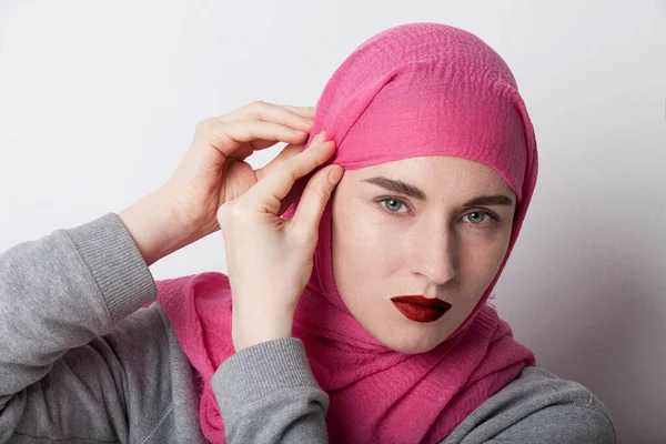 Κοντινό πλάνο πορτραίτο μιας μουσουλμάνας που φορούσε μαντήλι στο κεφάλι και προσπαθούσε να το φτιάξει. Μεμονωμένα. — Φωτογραφία Αρχείου