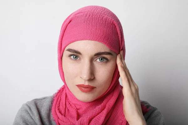 Ένα πορτραίτο μιας μουσουλμάνας που φορούσε μαντήλι στο κεφάλι και χαμογελούσε. Μεμονωμένα. — Φωτογραφία Αρχείου