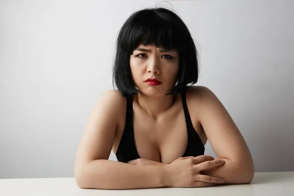 暗い髪をした怒っているアジアの女性の肖像画は、カメラを見て、白い背景にポーズをとります。美の概念 — ストック写真