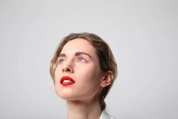 Cabeza de mujer joven con labios rojos usando ropa blanca. Retrato de cerca. Espacio para texto . —  Fotos de Stock