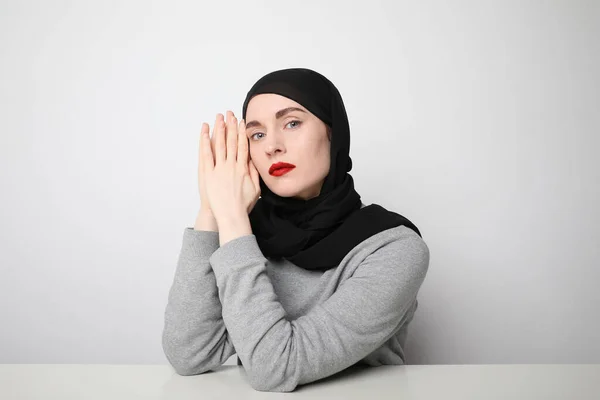 Beyaz arka planda kırmızı dudaklı tesettürlü genç Müslüman kadın. Metin için boşluk. — Stok fotoğraf
