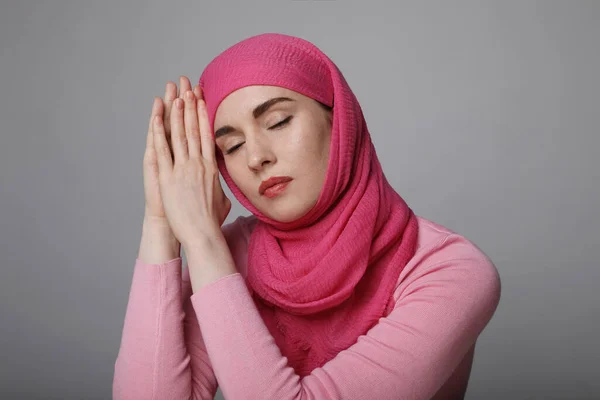 Портрет несчастной арабской женщины в хиджабе крупным планом, пессимистичное настроение, печаль, стресс . — стоковое фото