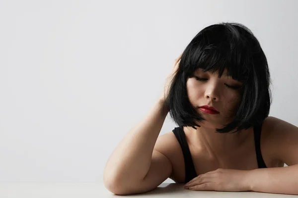 Potret wanita Asia yang cantik merasa tertekan duduk di atas dinding putih. Konsep gaya hidup kulit perlakuan kecantikan spanduk. — Stok Foto