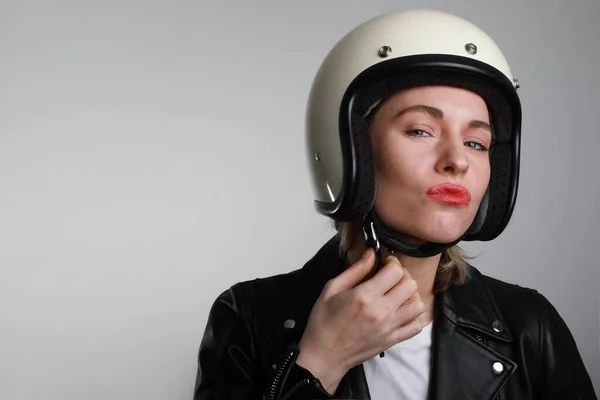 행복 한 코카서스 여자가 오토바이를 타기 전에 역방향으로 흰색 헬멧을 쓰는 헤드 샷. 텍스트의 자유 공간. — 스톡 사진