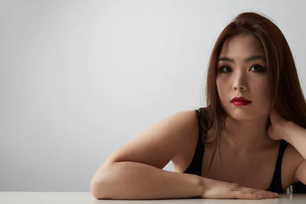 Close-up ritratto di splendida donna asiatica con lunghi capelli scuri guardando la fotocamera, isolato su sfondo bianco . — Foto Stock