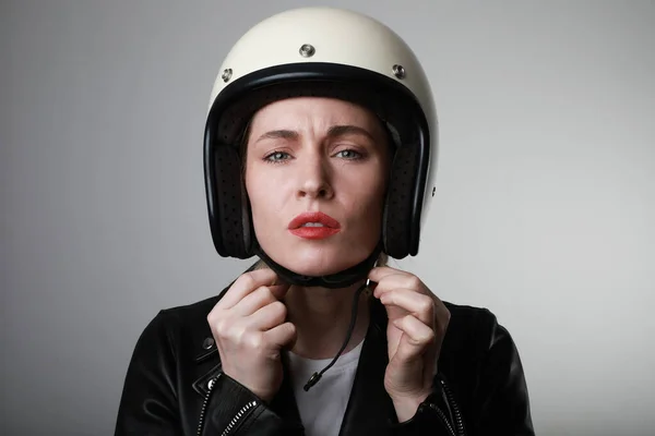 심각 한 자전거를 타고 있는 젊은 여성의 사진을 클로즈업하고, 빨간 입술로 역 헬멧을 쓰고 있습니다. 원문을 위한 공간. — 스톡 사진