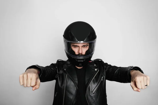 Fejlövés egy brutális szakállas motorosról, aki sisakot visel, és fekete bőrdzsekibe van öltözve. Szabad hely a szövegnek. — Stock Fotó