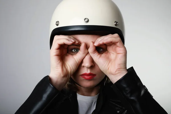 Kepala ditembak gila biker wanita muda, mengenakan helm retro, dengan bibir merah berpose di atas dinding putih. Spasi untuk teks Anda. — Stok Foto