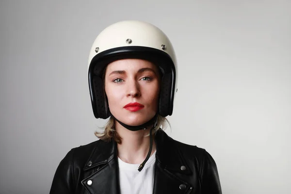 복고 헬멧을 쓰고 빨간 입술을 흰 벽 위에 얹은 행복 한 자전거를 탄 젊은 여자의 머리 사진. 원문을 위한 공간. — 스톡 사진