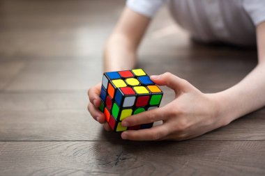 Krasnodar, Rusya, Mart 2020. Çocuk bir rubik küp tutuyor ve onu çalıyor. Bir çocuğun ellerinde zeka küpü