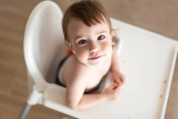 Dziecko Siedzące Fotelu Uśmiechnięte Twarz Jest Trochę Brudna Jedzeniem — Zdjęcie stockowe