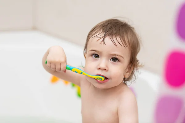 Bebê Ano Lava Banheira Brinca Com Brinquedos Aprende Escovar Dentes — Fotografia de Stock