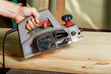 marangoz çalışıyor