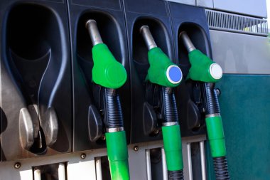 benzin ile araba doldurun