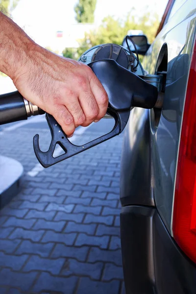 Remplissage de voiture avec de l'essence — Photo