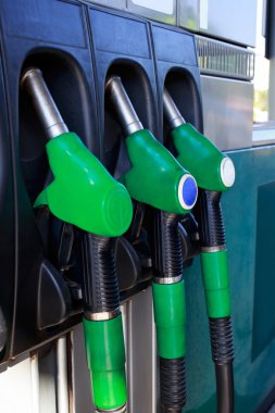 benzin ile araba doldurun