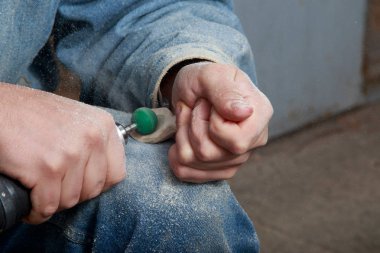 marangoz çalışıyor