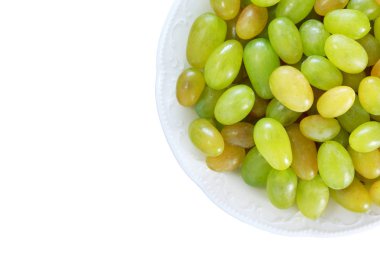 Beyaz arkaplanda üzümler