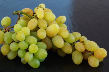 Siyah arkaplanda üzümler