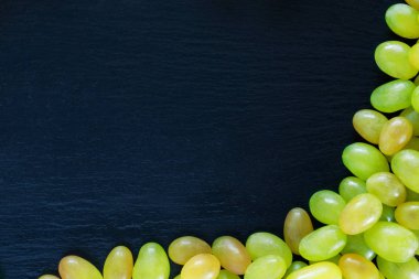 Siyah arkaplanda üzümler