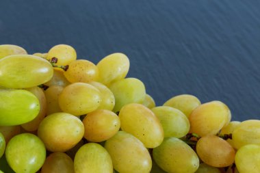 Siyah arkaplanda üzümler