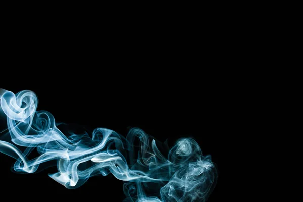 Fumo blu su sfondo nero — Foto Stock