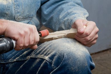 marangoz çalışıyor