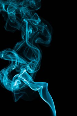 Siyah arkaplanda mavi duman