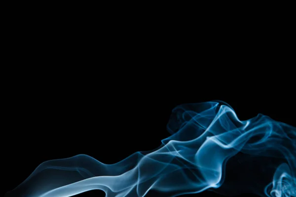 Modrý kouř na černém pozadí — Stock fotografie