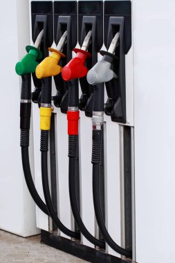 benzin istasyonunda yakıt tabanca