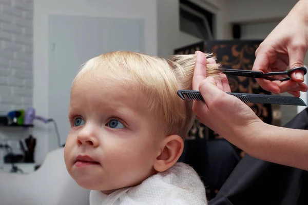Cięcie włosów dziecka — Zdjęcie stockowe